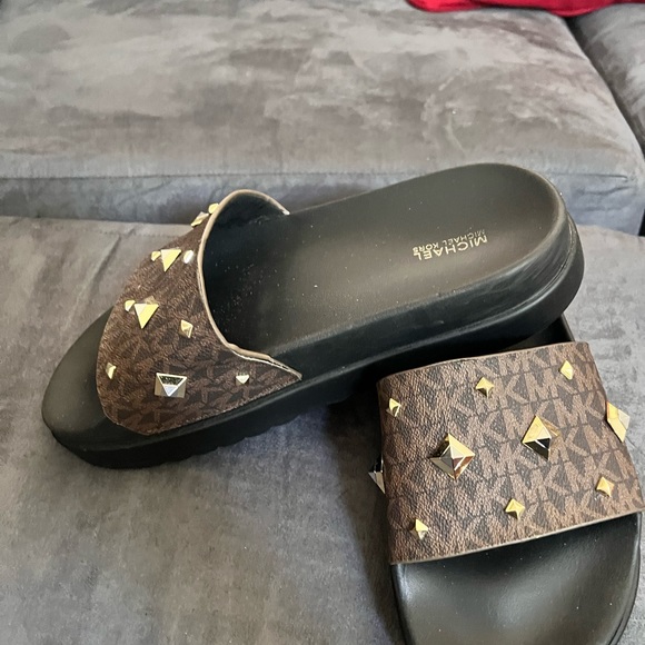 Micheal Kors Brown slides - Picture 2 of 3
